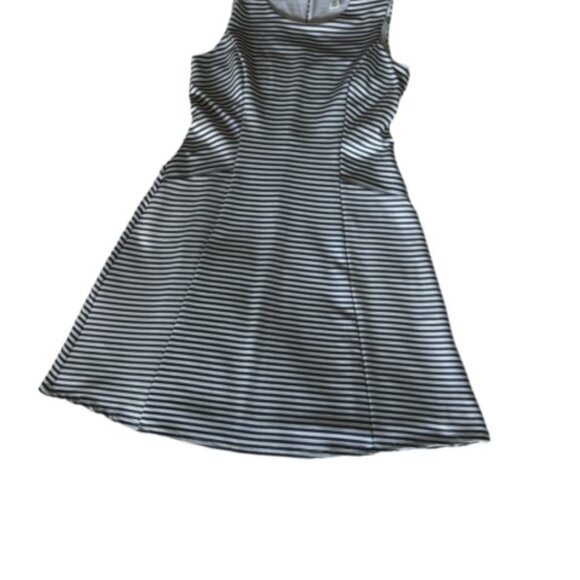 Sleeveless, fit & flare silhouette women's dress size 6, knee length. - Picture 2 of 6